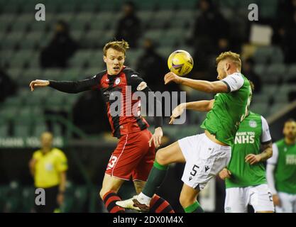 Easter Road Stadium.Edinburgh. Schottland.UK 23. Dezember 20 Scottish Premiership Spiel Hibernian vs St Mirren . Hibernian Ryan Porteous gegen Lee Erwin St Mirren. Kredit: eric mccowat/Alamy Live Nachrichten Stockfoto