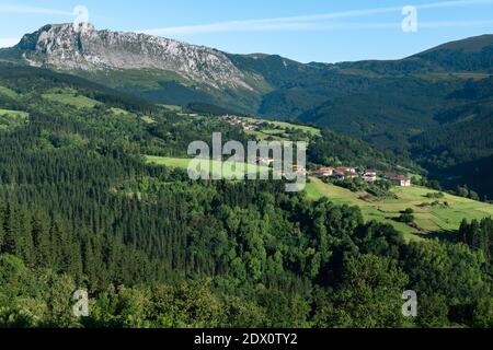 Itxina Berg mit Zaloa und Urigoiti Dörfer, Orozko, Baskenland in Spanien Stockfoto