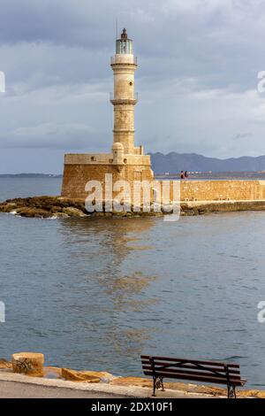 Der berühmte ägyptische Leuchtturm am alten venezianischen Hafen von Chania Stadt, auf Kreta Insel, Griechenland, Europa. Stockfoto