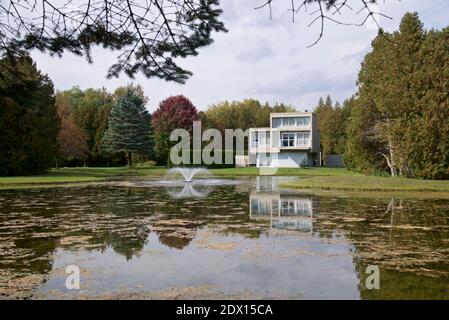 Wohngebäude mit Teich im Hinterhof. Stockfoto