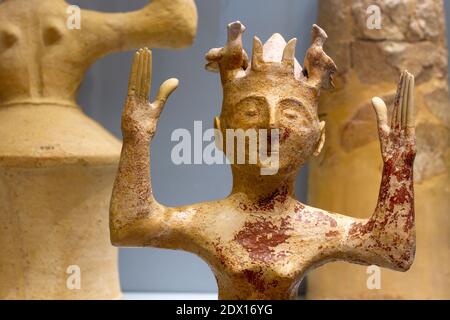 Heraklion, Kreta, Griechenland. Poppy Göttin Figürchen auf Anzeige im Archäologischen Museum von Heraklion. Stockfoto