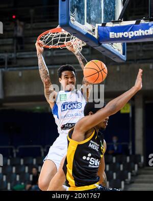 Karlsruhe, Deutschland. Dezember 2020. Kavin John Gilder-Tilbury (Löwen) k Isaiah Deion Crawley (Tübingen). GES/Basketball/ProA: PSK Lions - Tigers Tübingen, 23.12.2020 - weltweite Nutzung Quelle: dpa/Alamy Live News Stockfoto