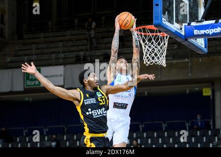 Karlsruhe, Deutschland. Dezember 2020. Kavin John Gilder-Tilbury (Löwen) k Isaiah Deion Crawley (Tübingen). GES/Basketball/ProA: PSK Lions - Tigers Tübingen, 23.12.2020 - weltweite Nutzung Quelle: dpa/Alamy Live News Stockfoto