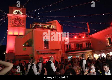 Ferrari Cavalcade, der Platz von Capri ganz rot - Evento Ferrari, la Piazzetta di Capri illuminata in rosso Stockfoto