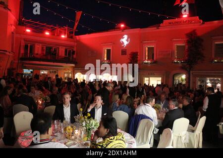 Ferrari Cavalcade, der Platz von Capri ganz rot - Evento Ferrari, la Piazzetta di Capri illuminata in rosso Stockfoto