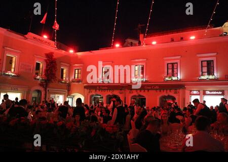Ferrari Cavalcade, der Platz von Capri ganz rot - Evento Ferrari, la Piazzetta di Capri illuminata in rosso Stockfoto