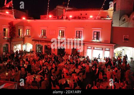 Ferrari Cavalcade, der Platz von Capri ganz rot - Evento Ferrari, la Piazzetta di Capri illuminata in rosso Stockfoto