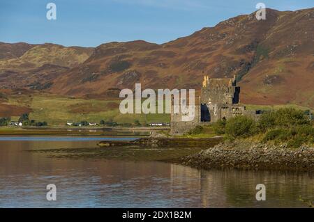 Eilean Donan Castle, gelegen auf einer Insel an der Stelle, wo sich drei große Seerochsen treffen, in den schottischen Highlands. Stockfoto