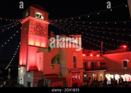 Ferrari Cavalcade, der Platz von Capri ganz rot - Evento Ferrari, la Piazzetta di Capri illuminata in rosso Stockfoto