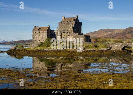 Eilean Donan Castle, gelegen auf einer Insel an der Stelle, wo sich drei große Seerochsen treffen, in den schottischen Highlands. Stockfoto