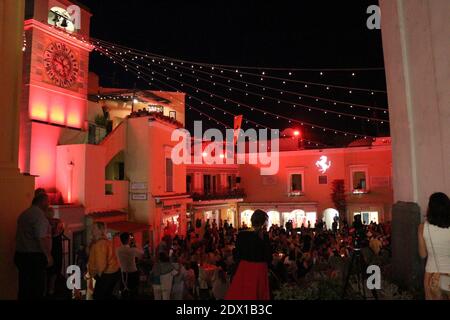 Ferrari Cavalcade, der Platz von Capri ganz rot - Evento Ferrari, la Piazzetta di Capri illuminata in rosso Stockfoto