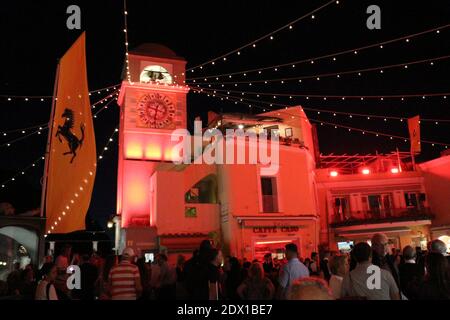 Ferrari Cavalcade, der Platz von Capri ganz rot - Evento Ferrari, la Piazzetta di Capri illuminata in rosso Stockfoto