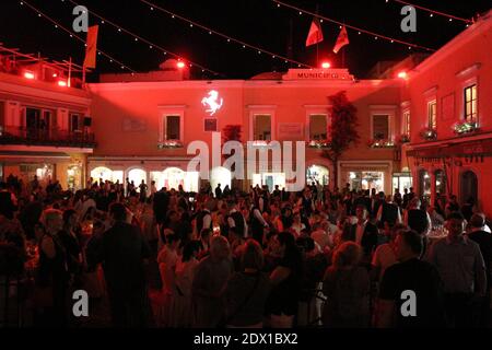 Ferrari Cavalcade, der Platz von Capri ganz rot - Evento Ferrari, la Piazzetta di Capri illuminata in rosso Stockfoto