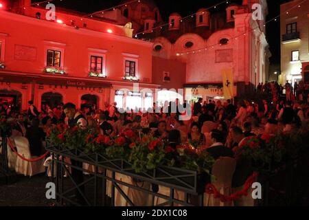 Ferrari Cavalcade, der Platz von Capri ganz rot - Evento Ferrari, la Piazzetta di Capri illuminata in rosso Stockfoto