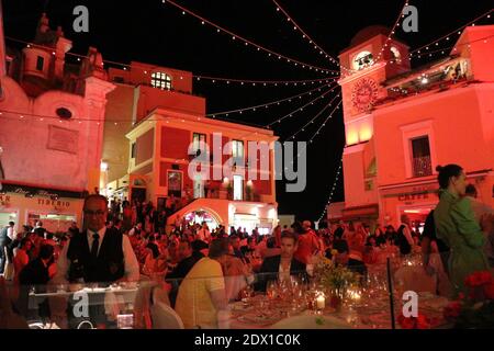 Ferrari Cavalcade, der Platz von Capri ganz rot - Evento Ferrari, la Piazzetta di Capri illuminata in rosso Stockfoto