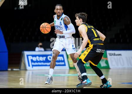 Karlsruhe, Deutschland. Dezember 2020. Gregory Clay Foster (Löwen) im Duell mit Gianni Otto (Tübingen). GES/Basketball/ProA: PSK Lions - Tigers Tübingen, 23.12.2020 - weltweite Nutzung Quelle: dpa/Alamy Live News Stockfoto