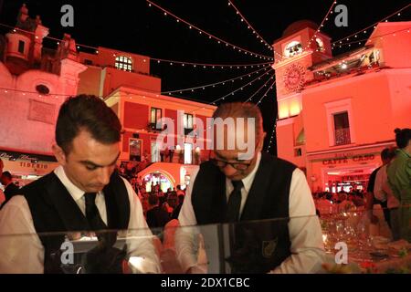 Ferrari Cavalcade, der Platz von Capri ganz rot - Evento Ferrari, la Piazzetta di Capri illuminata in rosso Stockfoto