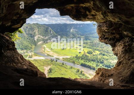 Cueva Ventana (Höhlenfenster) mit Blick auf das Río Grande de Arecibo-Tal. Puerto Rico. Stockfoto
