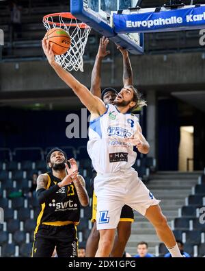 Karlsruhe, Deutschland. Dezember 2020. Adam Pechacek (Löwen) im Duell mit Enosch Wolf (Tübingen). GES/Basketball/ProA: PSK Lions - Tigers Tübingen, 23.12.2020 - weltweite Nutzung Quelle: dpa/Alamy Live News Stockfoto