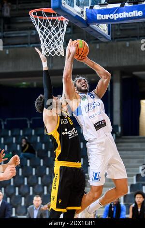 Karlsruhe, Deutschland. Dezember 2020. Adam Pechacek (Löwen) im Duell mit Enosch Wolf (Tübingen). GES/Basketball/ProA: PSK Lions - Tigers Tübingen, 23.12.2020 - weltweite Nutzung Quelle: dpa/Alamy Live News Stockfoto