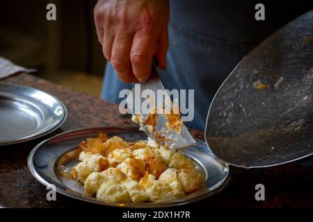 Traditionelle Bougatsa, ein griechisches Frühstücksteiggebäck (süß oder salzig), das entweder aus Grieß, Pudding, Käse oder Hackfleisch besteht, das zwischen den Schichten gefüllt wird Stockfoto