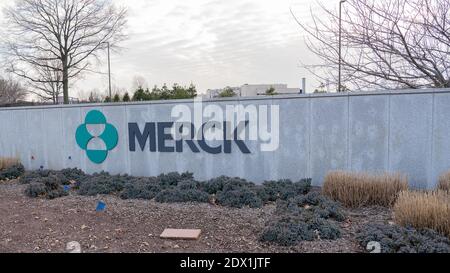 New Jersey, USA - 27. Januar 2019: Merck-Schild und -Logo an der Wand am Eingang des Hauptquartiers in New Jersey. Stockfoto