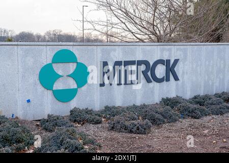 New Jersey, USA - 27. Januar 2019: Merck-Schild und -Logo an der Wand am Eingang des Hauptquartiers in New Jersey. Stockfoto