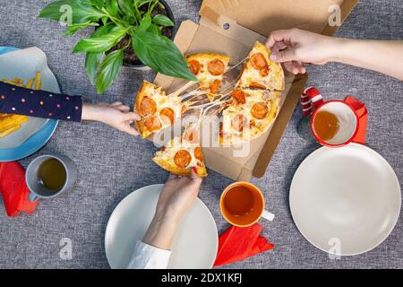 Familienessen oder Abendessen mit Pepperoni Pizza, Blick von oben. Lieferung von Lebensmitteln, Pizzeria. Stockfoto