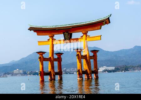 Schwimmendes Torii-Tor im Wasser am Itsukushima-Schrein (Torschild lautet Itsukushima-Schrein) in Hiroshima, Japan. Stockfoto