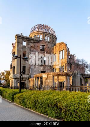 Atombombendom bei Sonnenuntergang, Teil des Hiroshima Peace Memorial Park Hiroshima, Japan und wurde zum UNESCO-Weltkulturerbe ernannt. Stockfoto