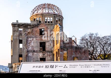 Atombombendom bei Sonnenuntergang, Teil des Hiroshima Peace Memorial Park Hiroshima, Japan und wurde zum UNESCO-Weltkulturerbe ernannt. Stockfoto