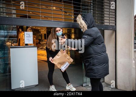 Sammlung in einem Zara-Geschäft, um die zu erleichtern Sammlung von Online-Bestellungen.nicht wesentliche Einzelhandelsgeschäfte bleiben vorübergehend geschlossen Für die Öffentlichkeit Stockfoto