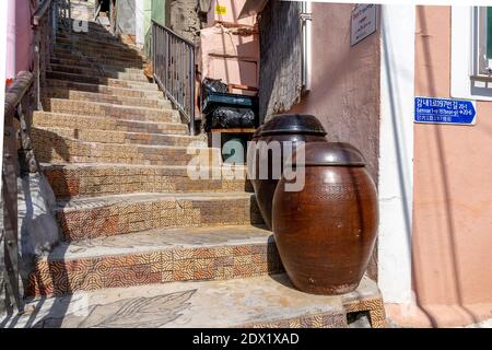 Kimchi-Altäre auf der Treppe im Gamcheon Culture Village in Busan, Südkorea. Stockfoto