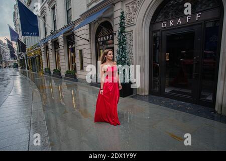 Großbritannien /London / Mary Yan Instagram die Influencer lässt ihre Fotos am 23. Dezember 2020 in London in roter Kleidung in der Bond Street aufnehmen. Stockfoto