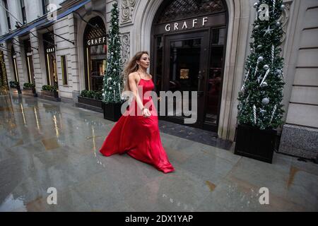 Großbritannien /London / Mary Yan Instagram die Influencer lässt ihre Fotos am 23. Dezember 2020 in London in roter Kleidung in der Bond Street aufnehmen. Stockfoto