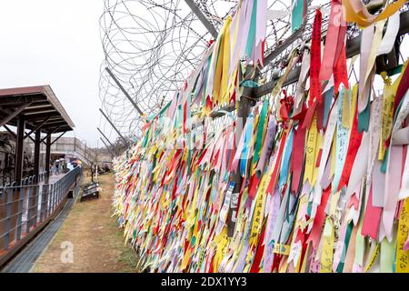 Gebetsbänder gebunden am Zaun im Imjingak Park in der Nähe von DMZ in Paju, Südkorea. Stockfoto