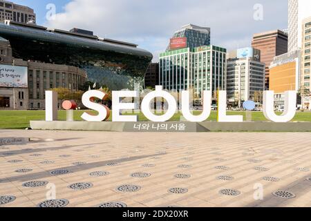 „I Seoul U“-Schild mit Stadtbild im Hintergrund am Seoul plaza in Seoul, Südkorea. Stockfoto