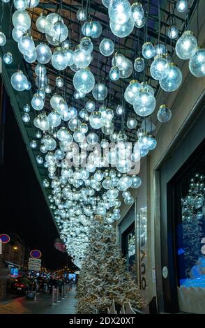 Paris, Frankreich - 12 21 2020: Die Fenster des Kaufhauses Bon Marché und seine Weihnachtsdekorationen Stockfoto