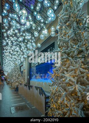 Paris, Frankreich - 12 21 2020: Die Fenster des Kaufhauses Bon Marché und seine Weihnachtsdekorationen Stockfoto