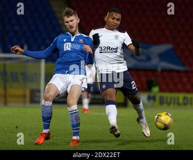 Jamie McCart von St. Johnstone und Alfredo Morelos von den Rangers (rechts) kämpfen während des schottischen Premiership-Spiels im McDiarmid Park, Perth, um den Ball. Stockfoto