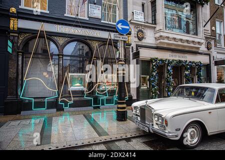 Großbritannien /London / Rolls-Royce parkte am 23. Dezember 2020 vor dem Juweliergeschäft Tiffany & Co in der Bond Street in London. Stockfoto