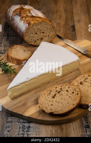 Brie-Käse-Dreieck mit Brot und Petersilie Stockfoto