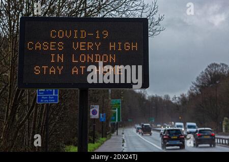 Großbritannien/A-Schild, auf der A3-Straße, eine große Straße, die London in Südengland verbindet, weist an, während des Covid-19-Coronavirus-Ausbruchs zu Hause zu bleiben. Stockfoto