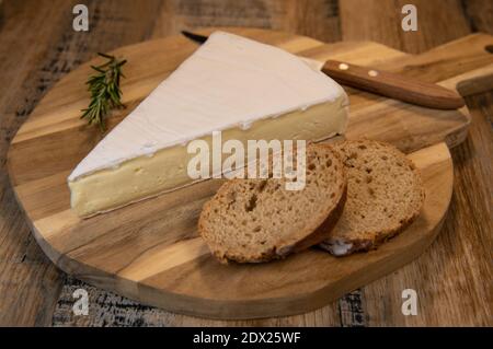 Brie-Käse-Dreieck mit Brot und Petersilie Stockfoto