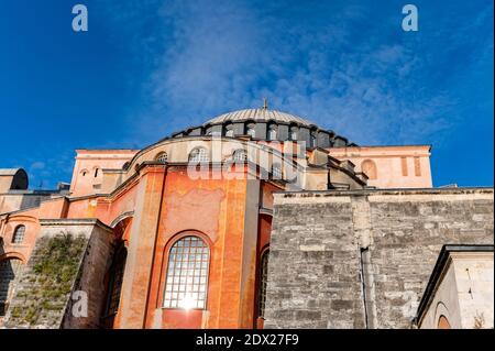 Morgenansicht auf Hagia Sophia, offiziell die Hagia Sophia große Moschee und früher die Kirche der Hagia Sophia unter dem blauen Himmel Stockfoto