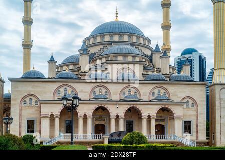 Wunderschöne Aussicht auf akhmad Kadyrow Moschee oder die Herzen von Tschetschenien in Grosny, Tschetschenien, Russland. Stockfoto