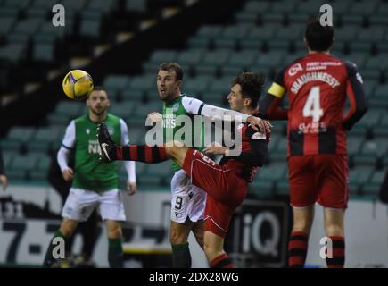 Easter Road Stadium.Edinburgh. Schottland.UK 23. Dezember 20 Scottish Premiership Spiel Hibernian vs St Mirren . Hibernian Christian Doidge tusle mit Conor McCarthy St Mirren. Kredit: eric mccowat/Alamy Live Nachrichten Stockfoto