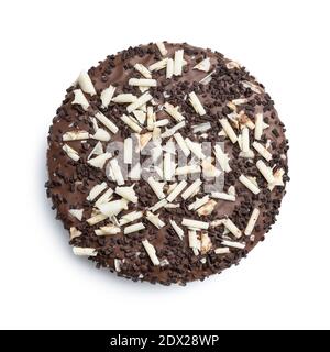 Süße Schokoladenkuchen. Kuchen mit Schokoladenstreuseln isoliert auf weißem Hintergrund. Stockfoto
