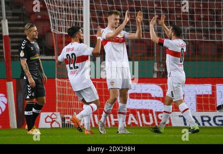 23. Dezember 2020, Baden-Württemberg, Stuttgart: Fußball: DFB Cup, VfB Stuttgart - SC Freiburg, 2. Runde in der Mercedes-Benz Arena. Stuttgarter Gonzales Castro (r-l), Torschütze Sasa Kalajdzic und Nicolas Gonzales feiern nach dem Tor mit 1:0, daneben Freiburger Jonathan Schmid. Foto: Marijan Murat/dpa - WICHTIGER HINWEIS: Gemäß den Bestimmungen der DFL Deutsche Fußball Liga und/oder des DFB Deutscher Fußball-Bund ist es untersagt, im Stadion und/oder vom Spiel aufgenommene Fotos in Form von Sequenzbildern und/oder videoähnlichen Fotoserien zu verwenden oder zu verwenden. Stockfoto