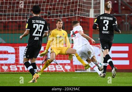 23. Dezember 2020, Baden-Württemberg, Stuttgart: Fußball: DFB Cup, VfB Stuttgart - SC Freiburg, 2. Runde in der Mercedes-Benz Arena. Stuttgarts Sasa Kalajdzic (2. V. r.) schießt 1:0, daneben Freiburgs Wooyeong Jeong (l-r), Torwart Benjamin Uphoff und Philipp Lienhart. Foto: Marijan Murat/dpa - WICHTIGER HINWEIS: Gemäß den Bestimmungen der DFL Deutsche Fußball Liga und/oder des DFB Deutscher Fußball-Bund ist es untersagt, im Stadion und/oder vom Spiel aufgenommene Fotos in Form von Sequenzbildern und/oder videoähnlichen Fotoserien zu verwenden oder zu verwenden. Stockfoto